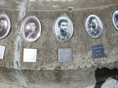 Monumento alla Pace e alla Libertà con ritratti e targhe commemorative di persone significative.