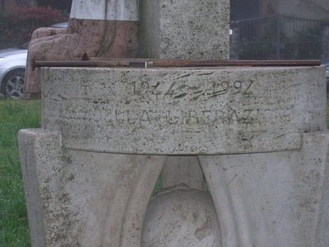 Monumento ai partigiani, commemorazione della resistenza e della lotta per la libertà.