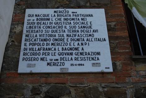Lapide commemorativa dedicata alla Brigata Borrini, onore ai partigiani per la loro lotta e sacrificio. Merizzo, 1994.