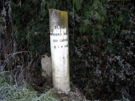 Cippo commemorativo dedicato a Boria, artigiano caduto il 1° settembre 1944, immerso nella vegetazione.