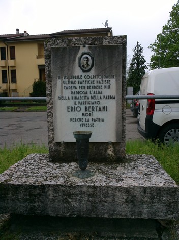 Monumento a Bertani, dedicato al partigiano Erio Bertani, ricorda il sacrificio per la libertà e la patria.