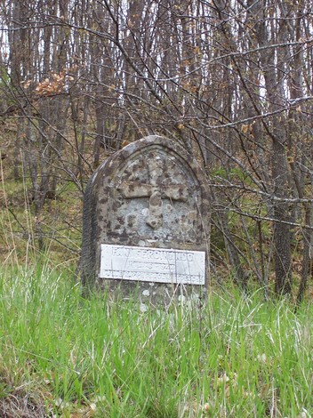 Cippo a Fani, monumento in pietra immerso nella vegetazione, rappresenta la memoria storica del luogo.