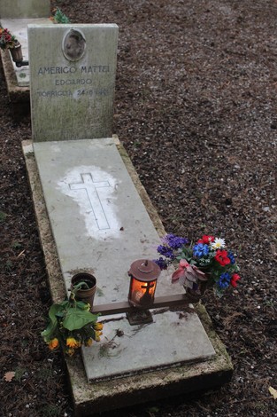 Tombe perpetue dei caduti per la Libertà, con fiori e una lampada accesa in ricordo.