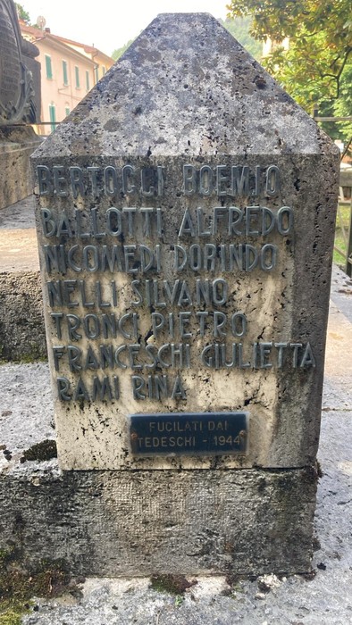 Monumento ai caduti di Piteccio con iscrizioni commemorative su un basamento in pietra.