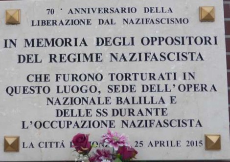 Lapide commemorativa per gli oppositori del regime nazifascista, situata all'ex Casa del Balilla.