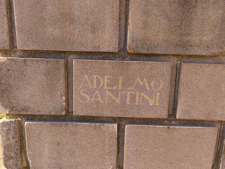 Monumento ai caduti partigiani, un omaggio alla resistenza e alla lotta per la libertà in Italia.