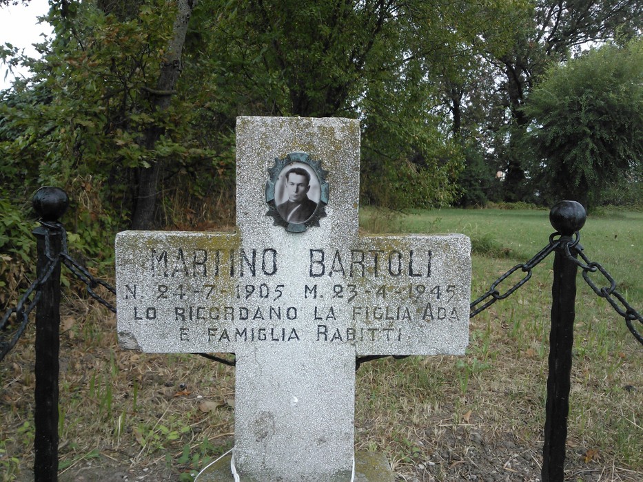 Croce commemorativa di Martino Bartoli, 1905-1945, ricordato dalla figlia Ada e dalla famiglia Rabbit.