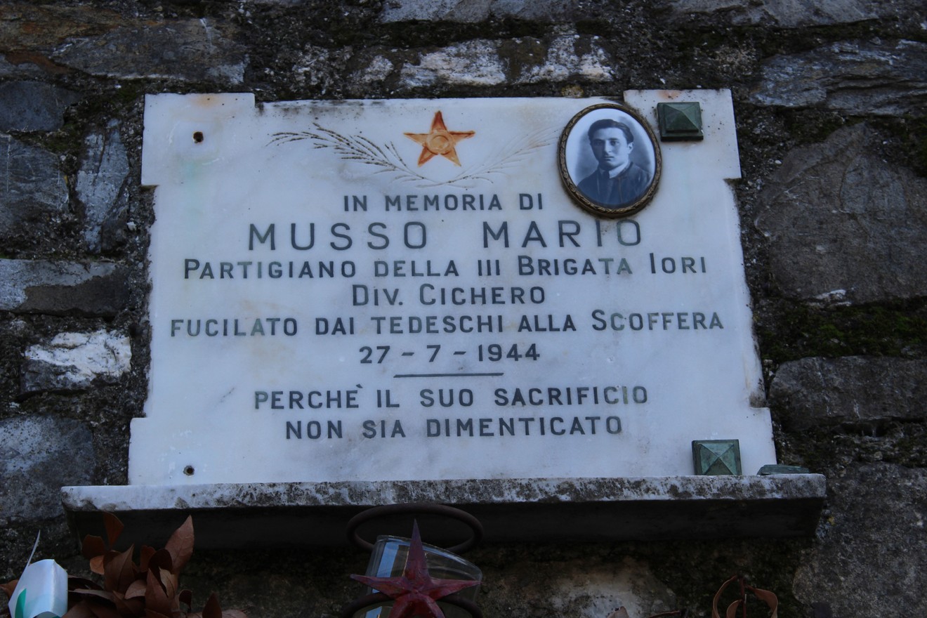 Lapide commemorativa dedicata a Musso Mario, partigiano fucilato dai tedeschi nel 1944, con foto e iscrizioni.