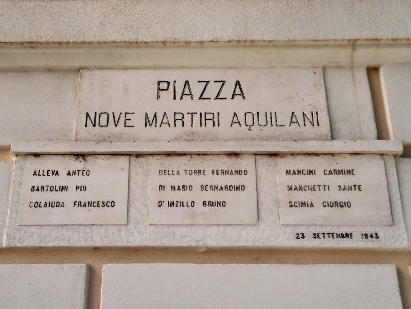 Lapidi commemorative dei Nove Martiri, situate in una piazza dedicata, ricordano i caduti.