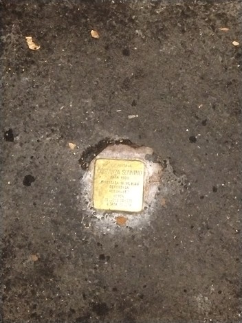 Pietra d'inciampo a Sonnino, commemorativa di una vittima dell'olocausto, situata su un marciapiede.