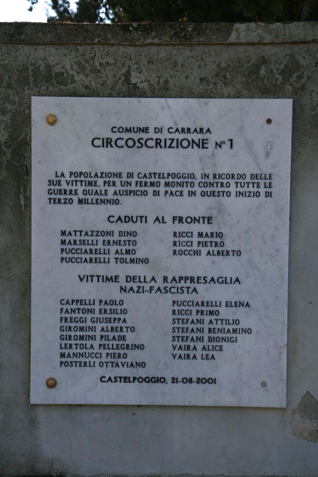 Lapide commemorativa delle vittime della guerra nel cimitero di Castelpoggio, Carrara.