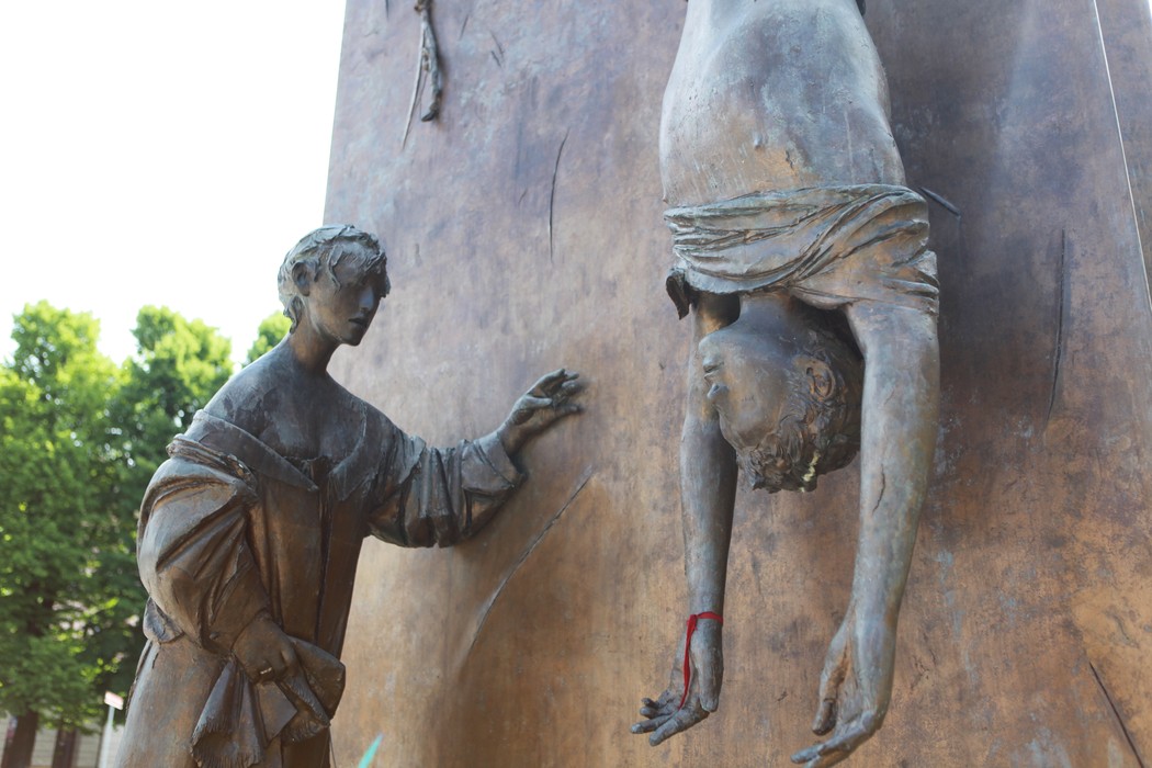 Scultura raffigurante il "Monumento al partigiano" con figure che evocano il tema della libertà e della resistenza.
