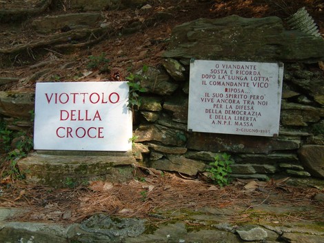 Parco della Resistenza del Monte Brugiana, sentiero con indicazioni e omaggio al comandante Vico.