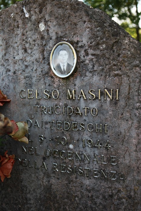 Monumento a Masini, commemorativo di Celso Masini, trucidato dai tedeschi nel 1944, con foto e iscrizioni.