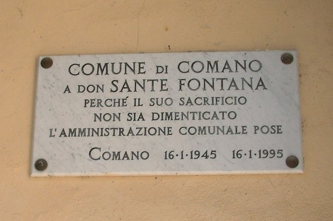 Lapide commemorativa a Don Sante Fontana, posta dal Comune di Comano per onorare il suo sacrificio.