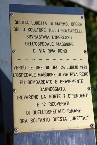 Monumento commemorativo al bombardamento dell'Ospedale Maggiore, con dettagli sulla tragedia del 24 luglio 1943.
