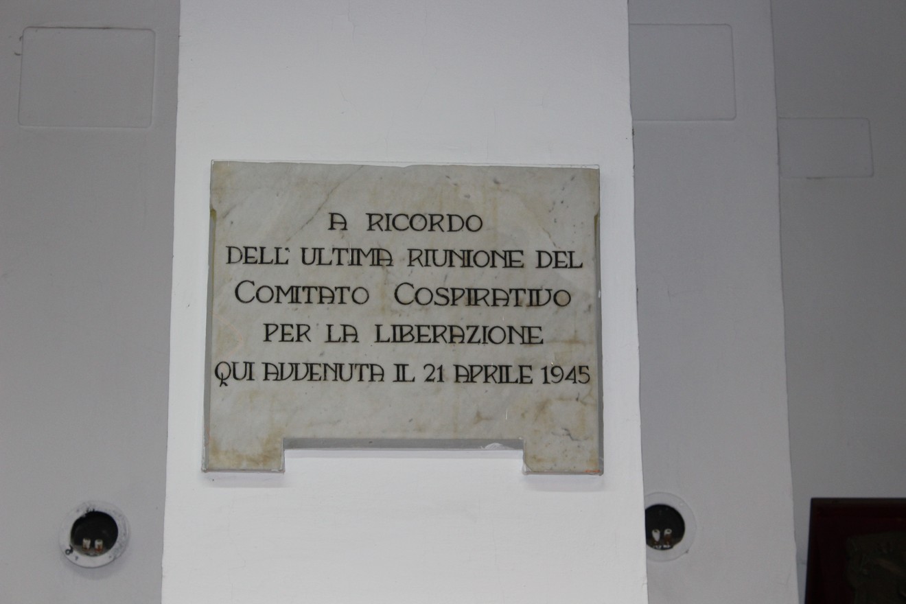 Lapide commemorativa dedicata all'ultima riunione del Comitato di Liberazione.