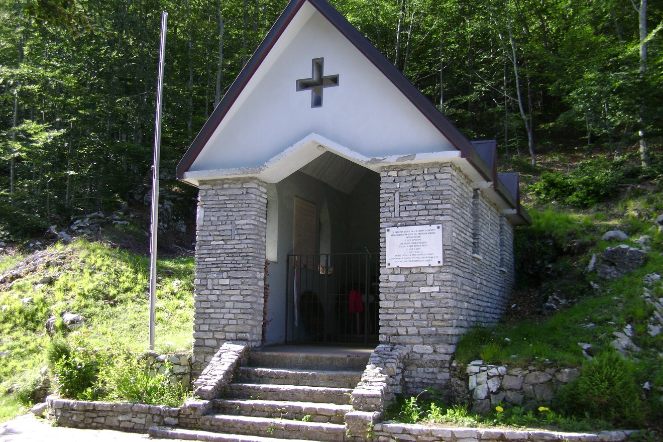 Cappella del Gruppo Valanga, rifugio spirituale immerso nella natura montana.