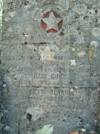 Monumento commemorativo dedicato a Radi e Betti, eroi della resistenza, situato in un contesto naturale.