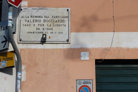 Lapide commemorativa dedicata al partigiano Valerio Bocciardo, situata su un muro a Genova.
