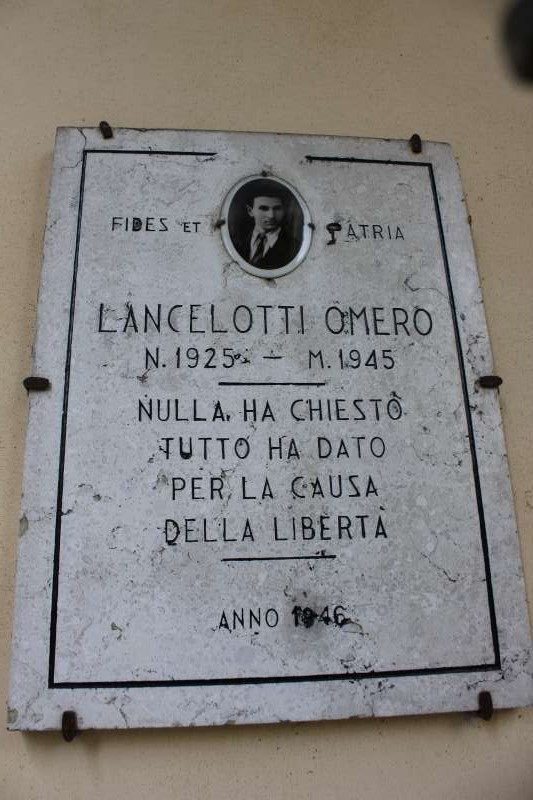 Sepolcro di Lancellotti, monumento commemorativo in onore di Omero Lancellotti, con iscrizioni in ricordo del sacrificio per la libertà.