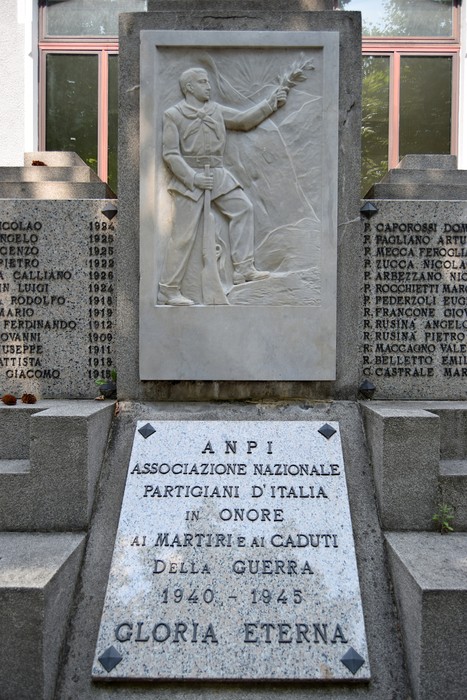 Monumento in pietra con bassorilievo di un partigiano e lapide con iscrizione dell'ANPI alla base.