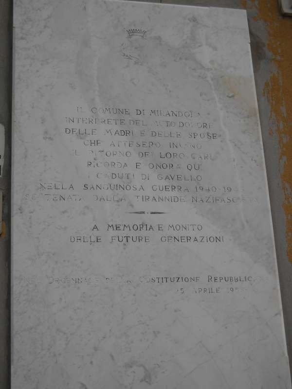 Lapide commemorativa ai caduti di Mirandola in memoria dei soldati della Seconda Guerra Mondiale.