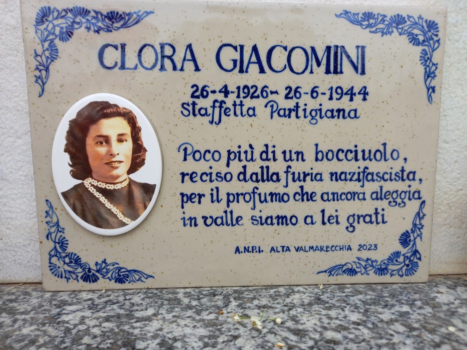 Targa commemorativa di Clora Giacomini, staffetta partigiana, in ricordo del suo sacrificio durante la Resistenza.