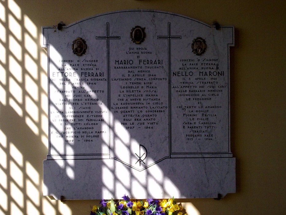 Memoriale dedicato a Ettore Ferrari, Mario Ferrari e Nello Maroni, con epitaffi e decorazioni floreali.