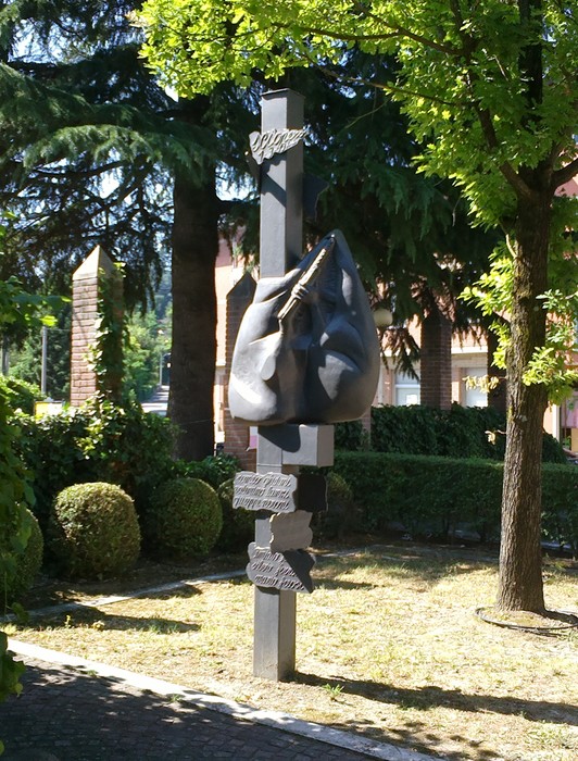 Monumento dedicato alla Resistenza di Montecavolo, simbolo di memoria e libertà.
