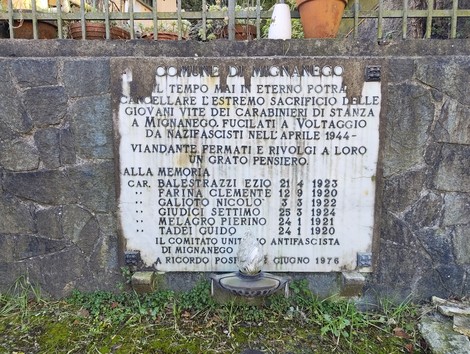 Lapide commemorativa dedicata ai carabinieri di stanza a Mignanego, in ricordo del loro sacrificio.