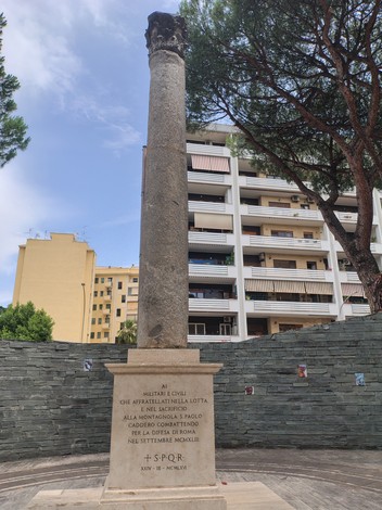 Monumento ai caduti della Montagnola, commemorativo della difesa di Roma, con una colonna centrale e un design semplice.