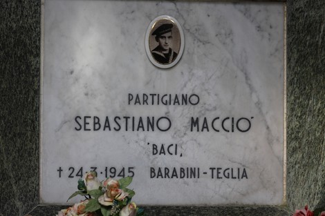 Sacrario dei caduti per la Liberazione, commemorazione dei partigiani con omaggi floreali e lapidi in granito.