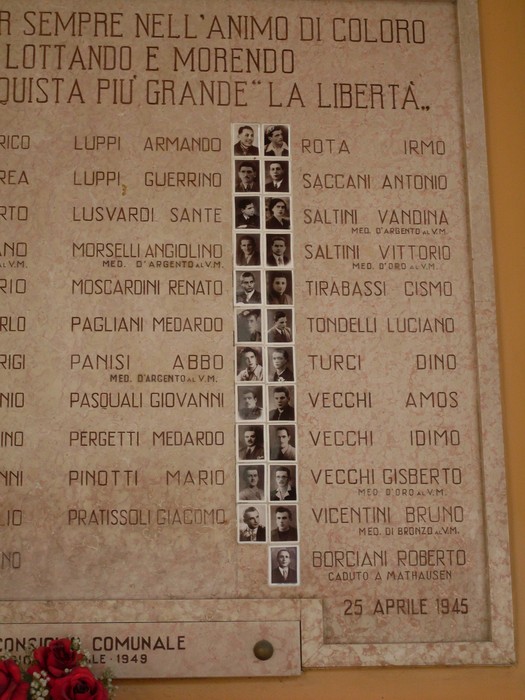 Lapide commemorativa per i caduti della Resistenza, onorando il sacrificio e la lotta per la libertà.