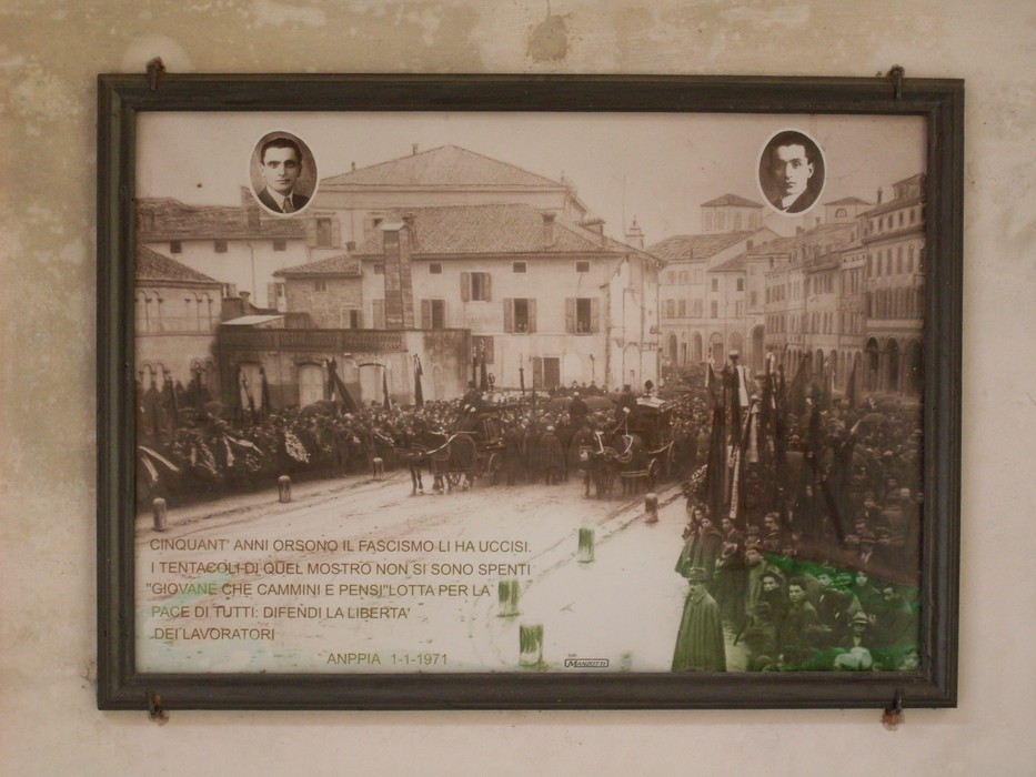 Lapide commemorativa dedicata a Zaccarelli e Gasparini, in ricordo delle vittime del razzismo.