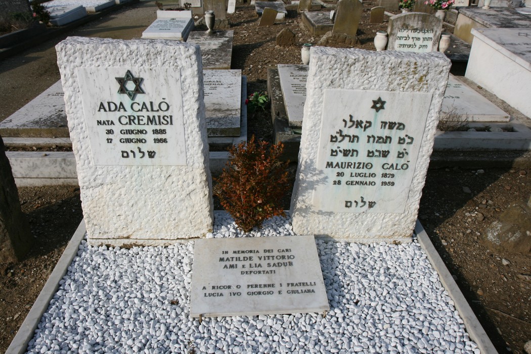 Cenotafi dedicati ai deportati nel cimitero ebraico, un luogo di memoria e riflessione storica.