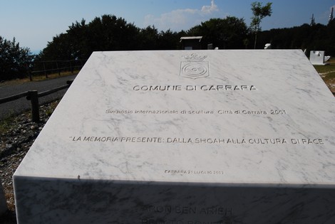 Targa commemorativa al Parco della Memoria Settimia Spizzichino, dedicata alla Shoah e alla cultura di pace.