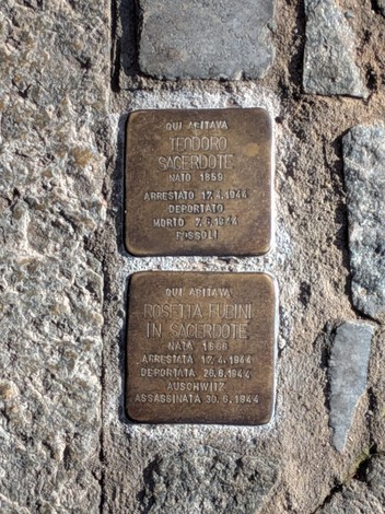 Pietre d'inciampo dedicate a Teodoro Sacerdote e Rosetta Fubini, commemorano la loro deportazione e morte.