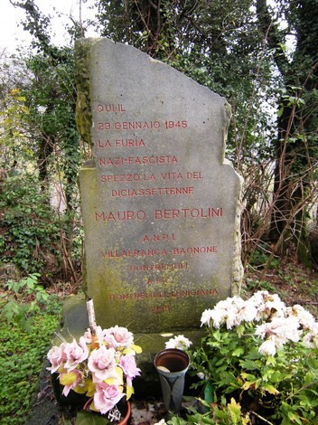 Cippo commemorativo dedicato a Mauro Bertolini, vittima del nazifascismo, eretto a Villafranca Bagnone.