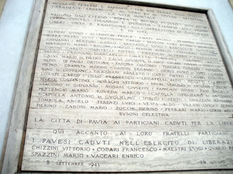 Lapide commemorativa ai caduti della Liberazione di Pavia, onorando i partigiani e le vittime della guerra.
