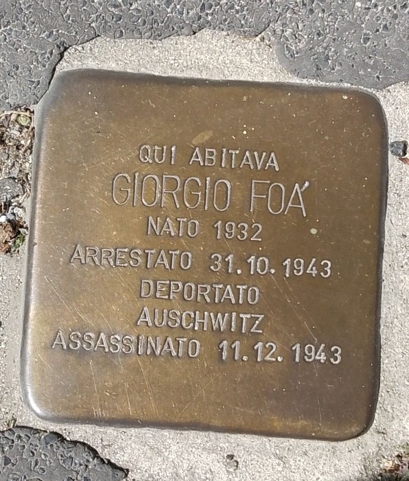 Pietra d'inciampo in memoria della famiglia Foà, commemorando Giorgio Foà e la sua tragica storia.