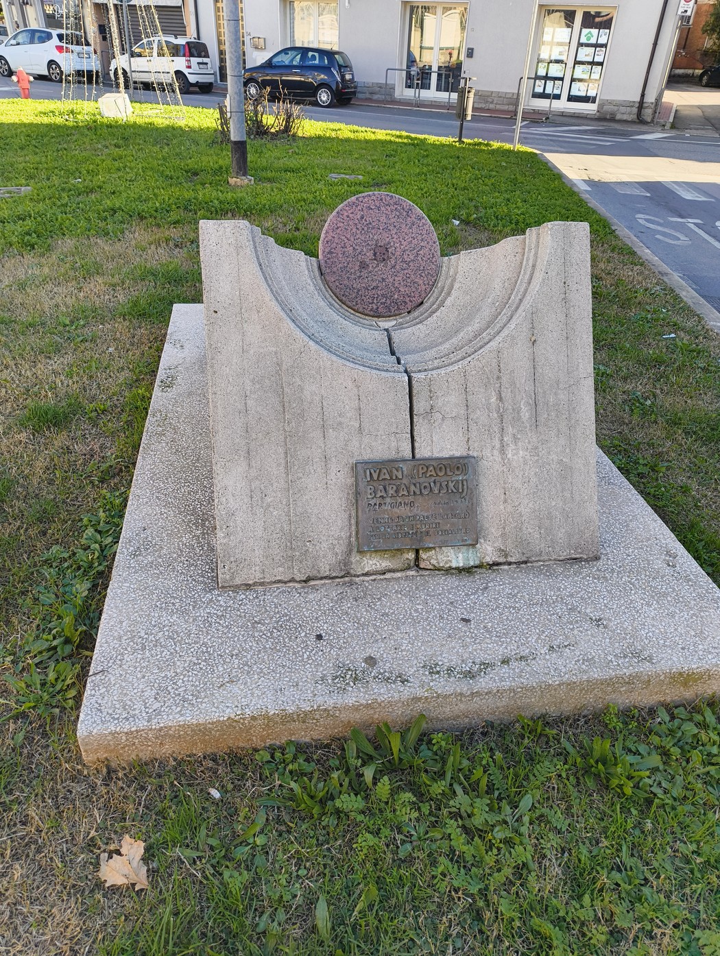 Monumento dedicato a Baranovskij, un'opera di design moderno, situata in un'area verde.
