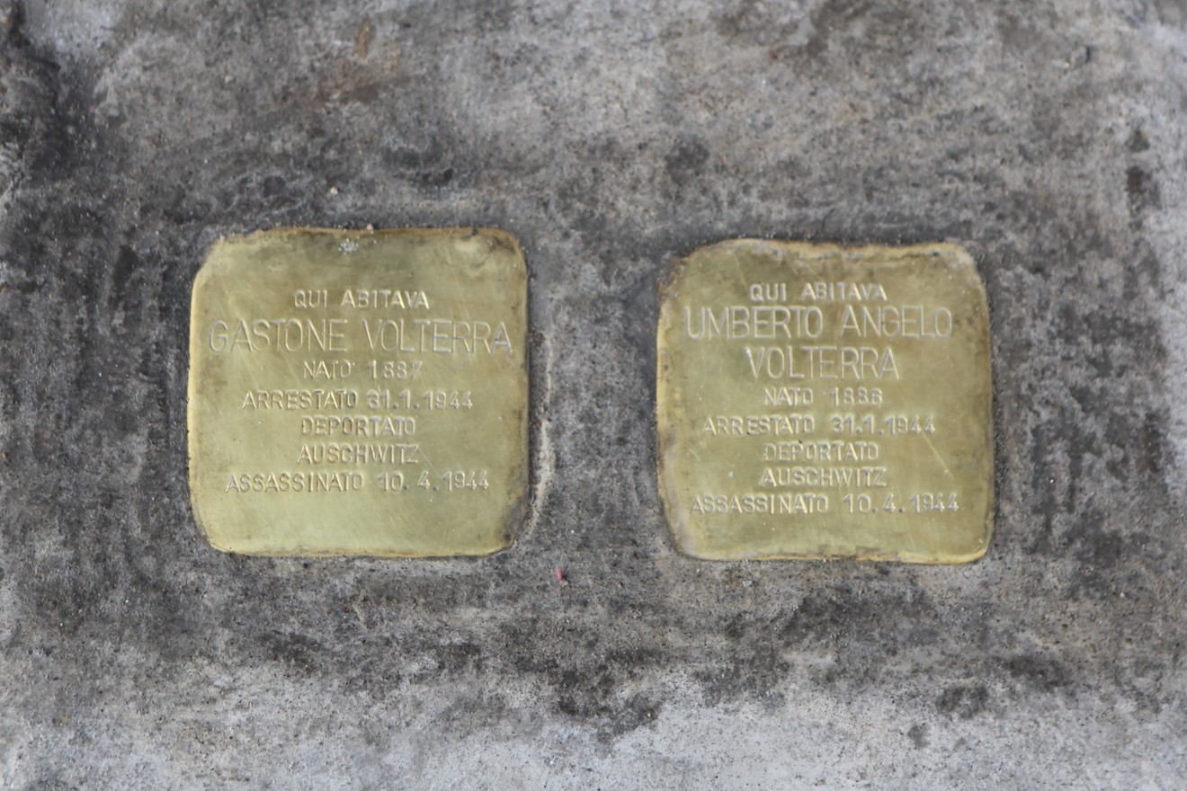 Pietre d'inciampo dedicate a Gastone e Umberto Volterra, memoria del passato e delle vittime della persecuzione.