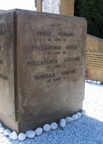 Monumento commemorativo dedicato ai bambini del collegino di Colonnata, simbolo di memoria e riflessione.