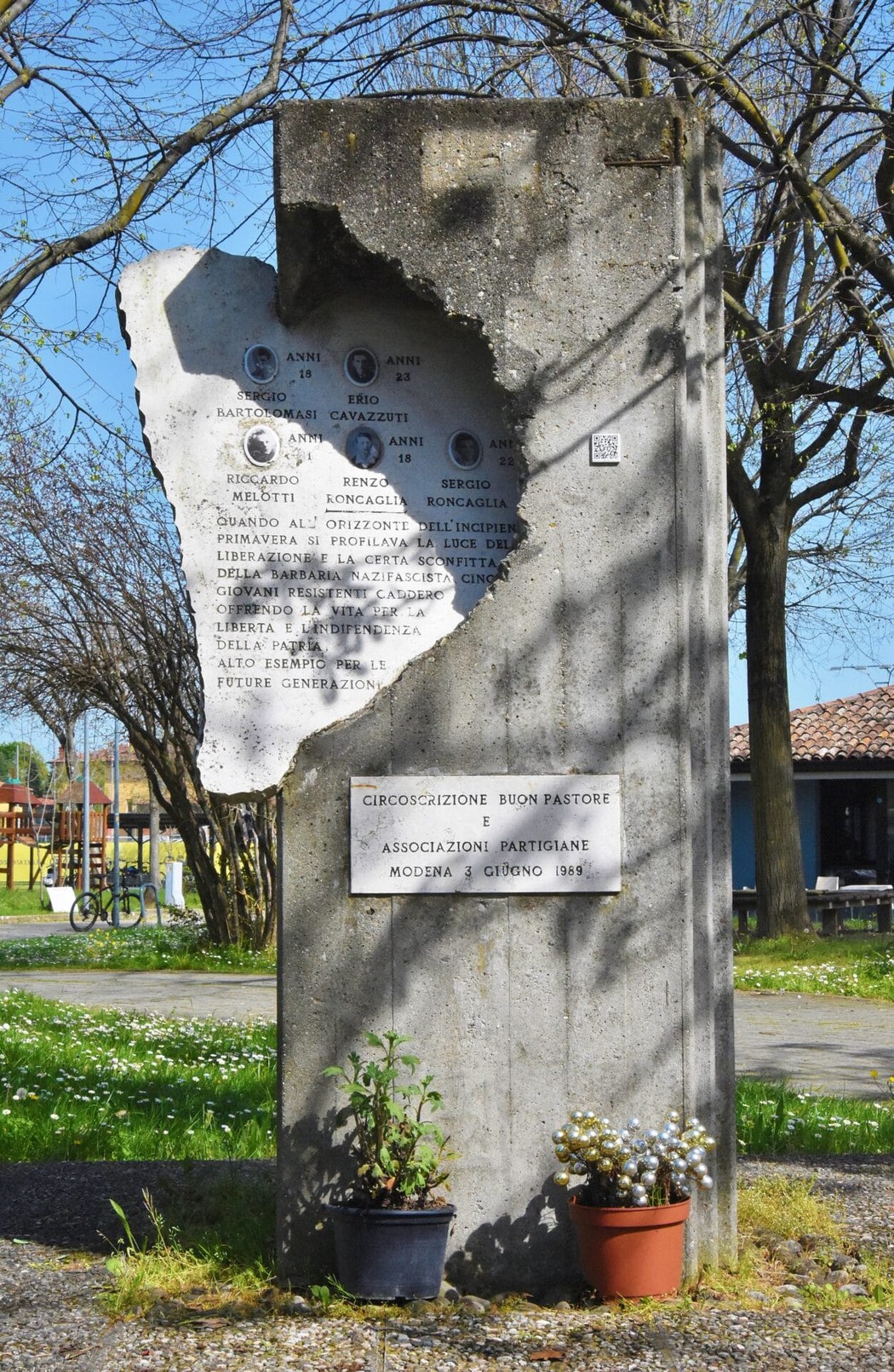 Monumento in memoria di Bartolomasi e altri, con iscrizioni commemorative e decorazioni floreali.