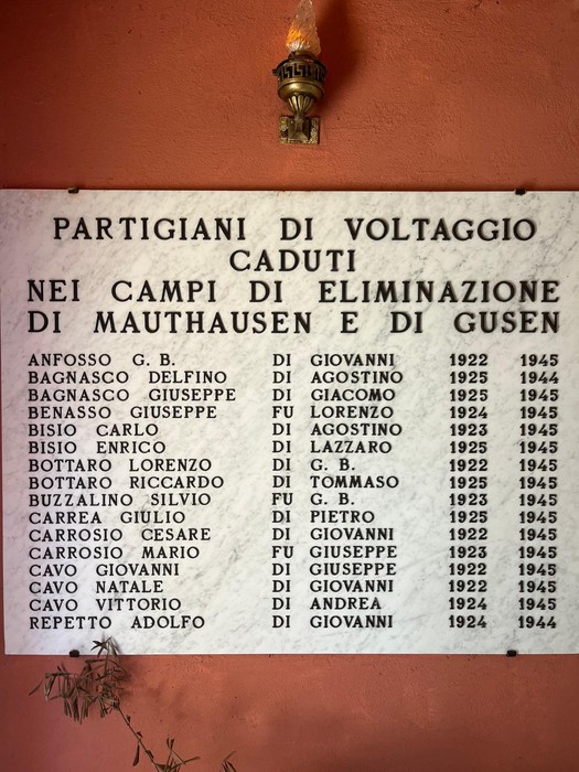 Monumento ai Martiri di Voltaggio, dedicato ai partigiani caduti nei campi di Mauthausen e Gusen.