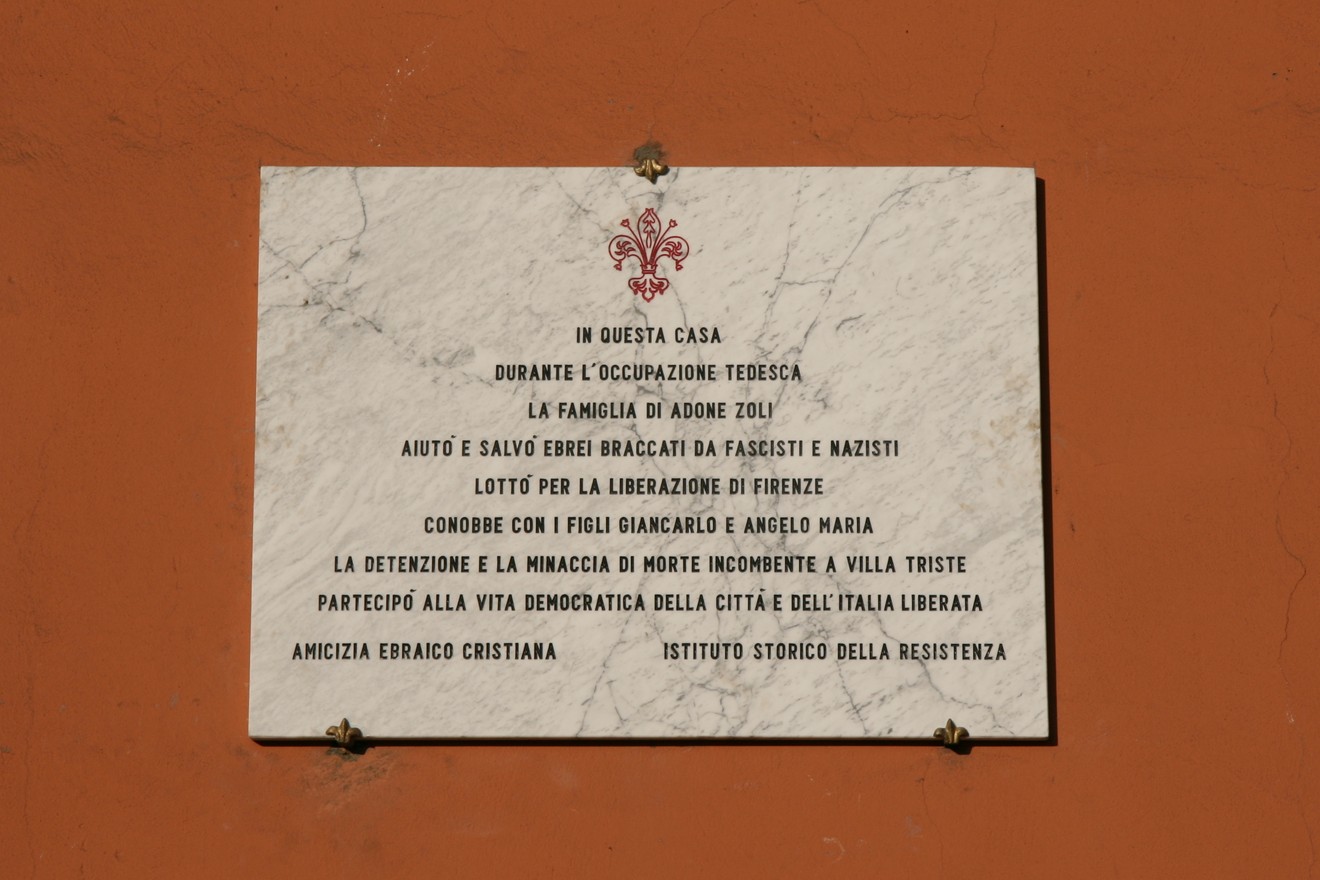 Lapide commemorativa in onore della famiglia Zoli e del loro contributo durante l'occupazione tedesca.