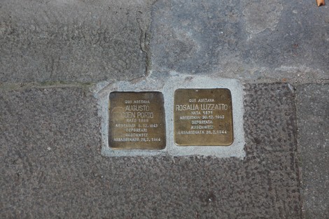 Pietre d'inciampo dedicate a Coen Porto e Luzzatto, commemorazione della loro storia e persecuzione.