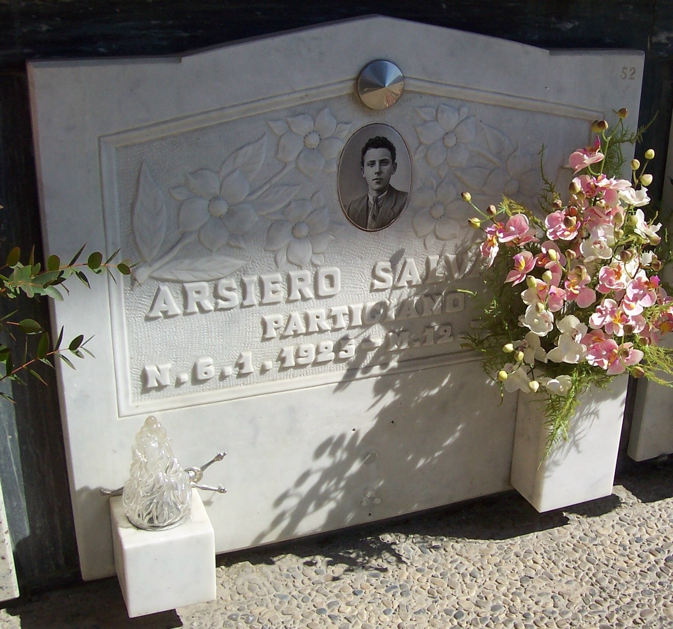Tomba di Arsiero Salvanti, con decorazioni floreali e un ritratto in marmo. Commemorazione di un patriota.