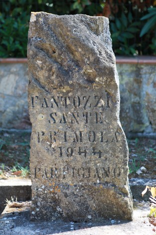 Cippo commemorativo in onore di Sante Fantozzi, situato a Pretiola, 1944. Rappresenta un ricordo storico significativo.